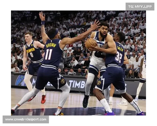 终场哨响，狼队主帅爱德华兹面对八连败窘境独自伫立雨中